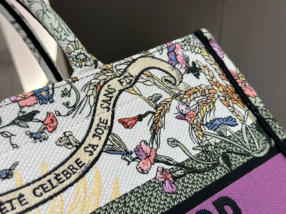 使用大量不同颜色的花朵 打造出诗意的图案 每个角 托特包 大容量托特款