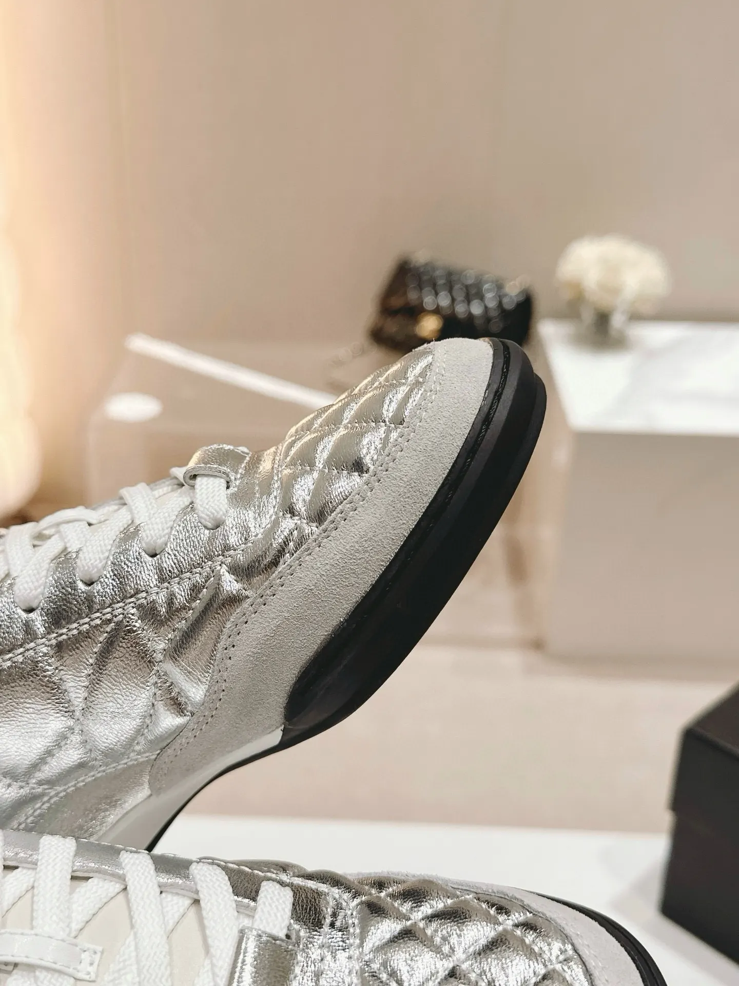 CHANEL 银灰色羊皮休闲鞋 轻便款
