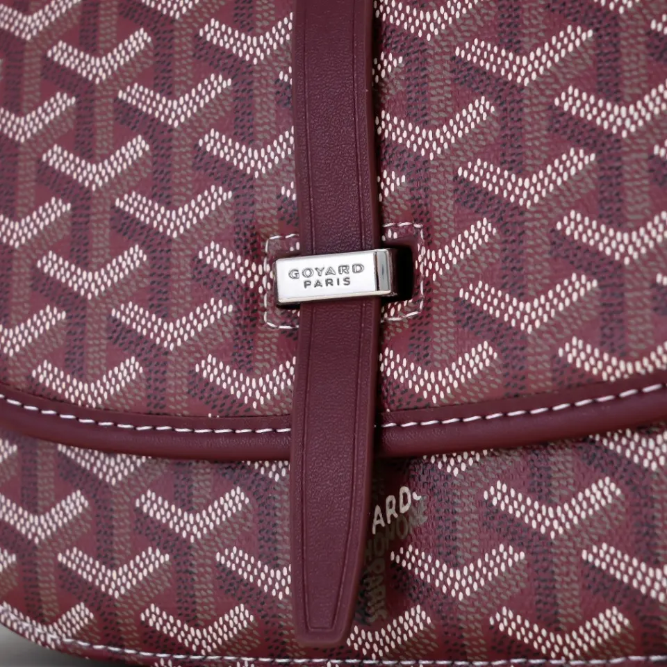 Goyard 酒红 皮质镶边以线条的方式凸显出包身轮廓 翻盖的皮质内衬亦 收纳包 旅行收纳款