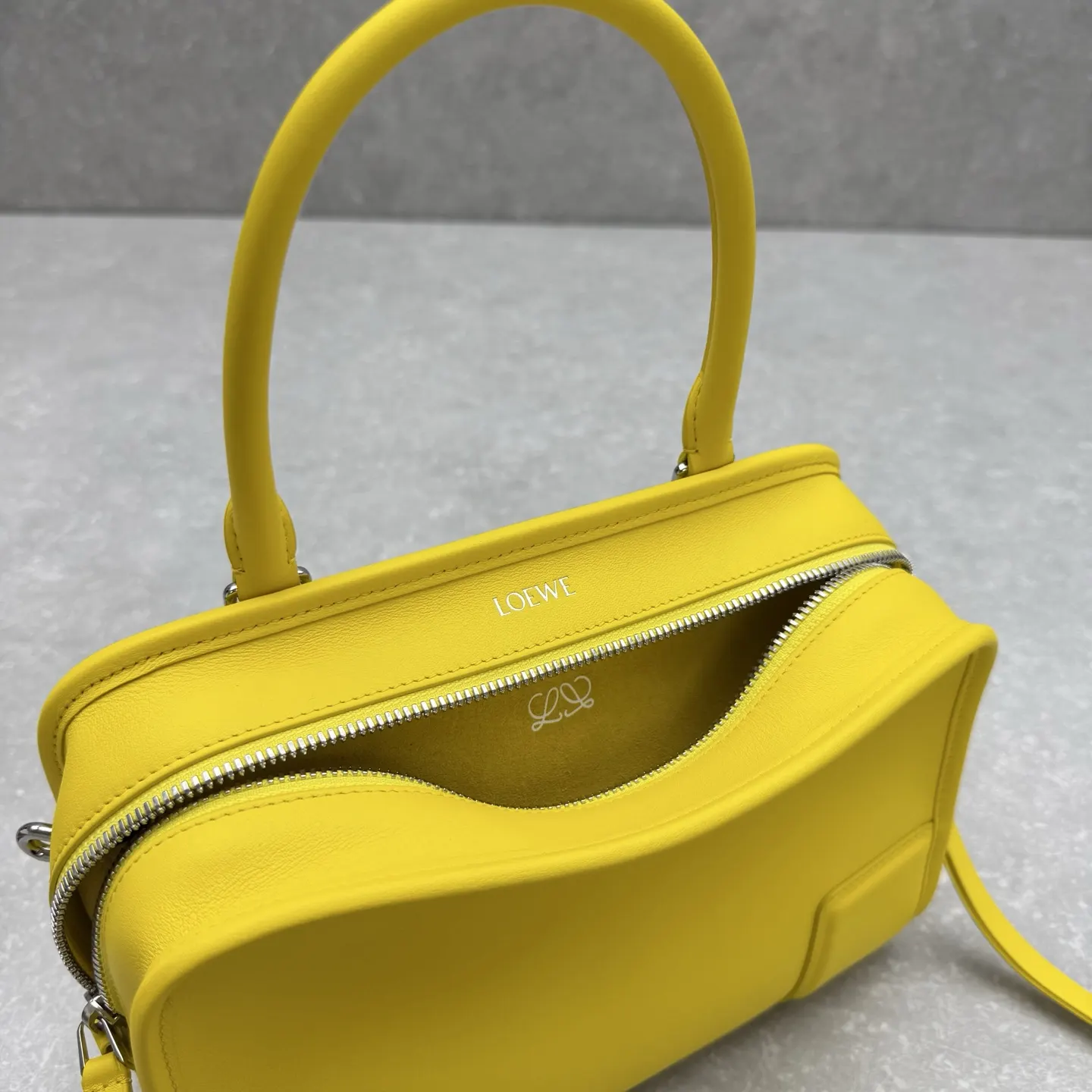 Loewe 黄色 皮革 斜挎包 轻便斜挎款