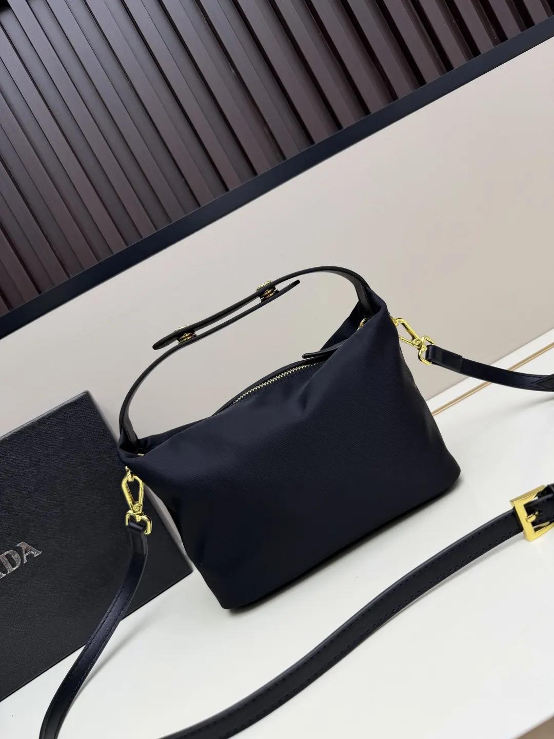 Prada 黑色 皮革 批 三角logo黑色單肩包 采用优质皮 收納包 旅行收納款