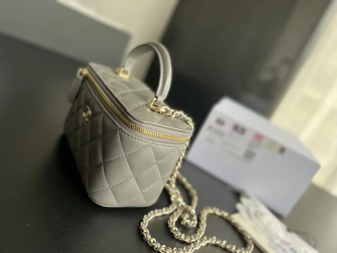 CHANEL 22 Bag 米色羊皮链条包 金扣款