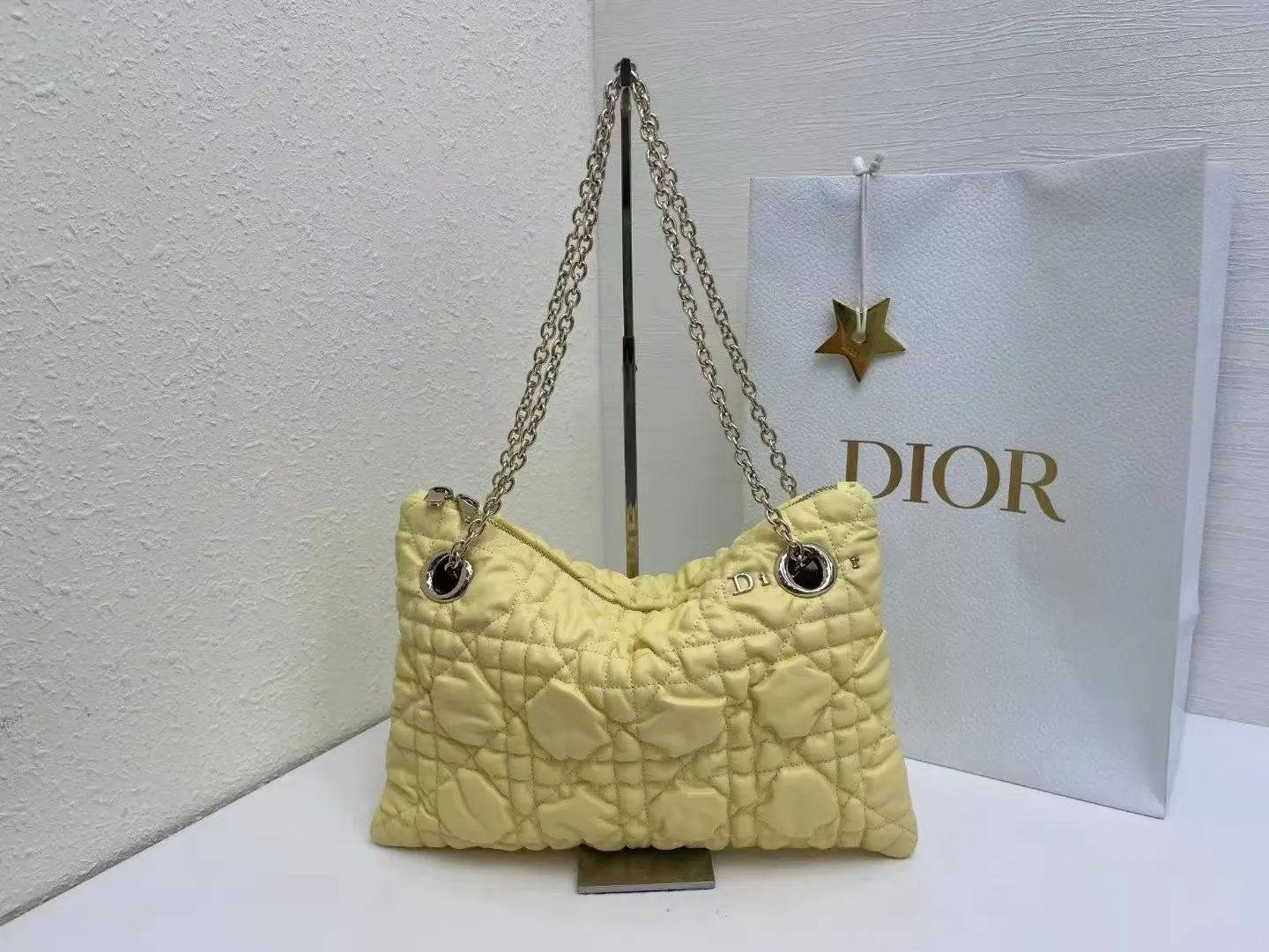 Dior 突显饰以蓬蓬超大藤格纹的新材质 为經典图案注入立体风 鏈條包 精致鏈條款
