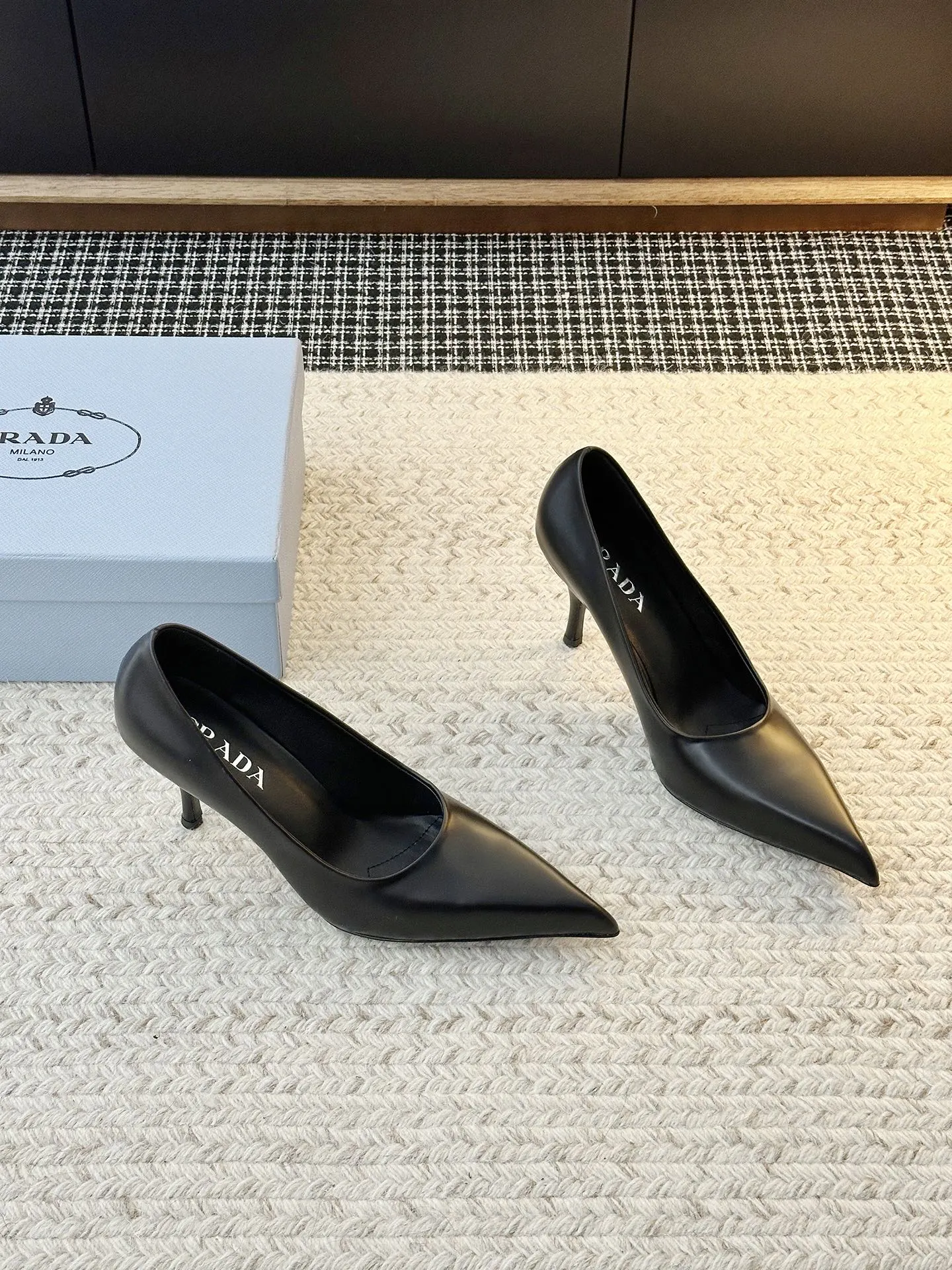 PRADA 牛皮 羊皮 拖鞋 休闲凉拖款