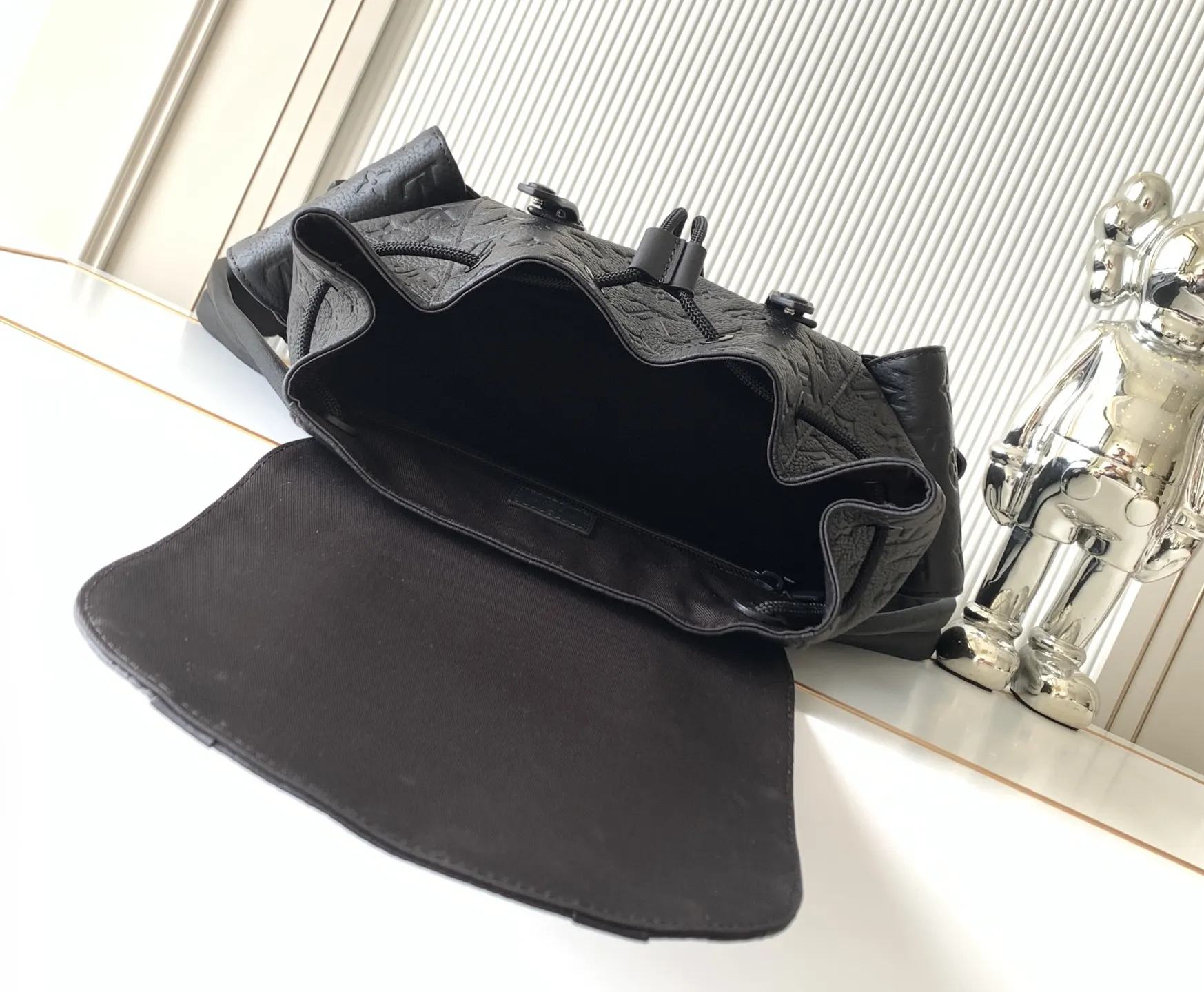 黑色 牛皮 抽绳和按扣封口安全守护随行物品 适中容量囊括外侧袋及 雙肩包 实用雙肩款(數字9) 黑色 牛皮 抽绳和按扣封口安全守护随行物品 适中容量囊括外侧袋及 雙肩包 实用雙肩款(數字9)