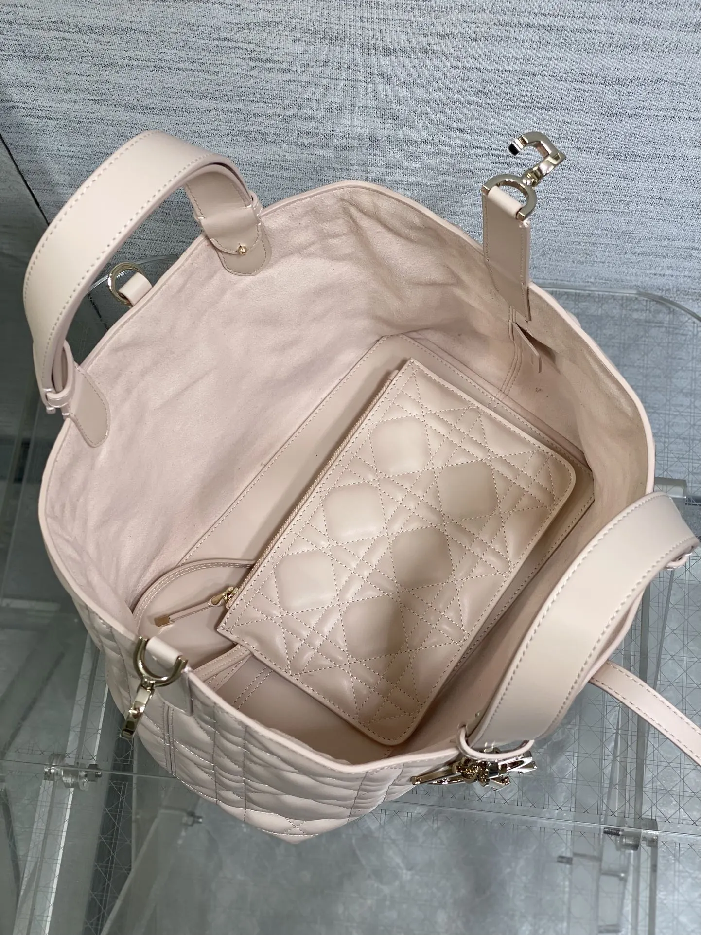 小牛皮 中号 Toujours系列秋冬最新粉 有点太美 收納包 旅行收納款(數字9) 小牛皮 中号 Toujours系列秋冬最新粉 有点太美 收納包 旅行收納款(數字9)