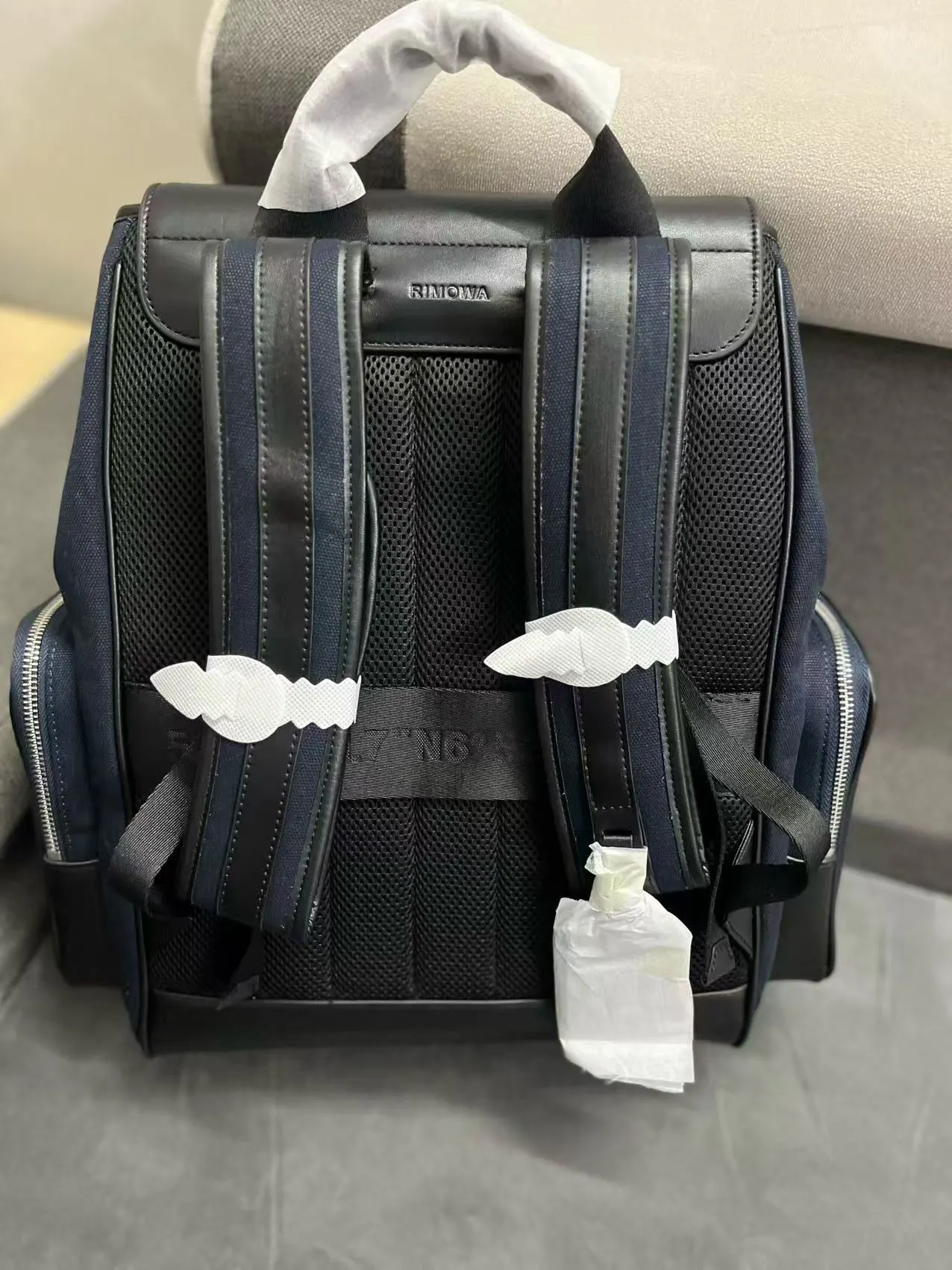 RIMOWA 黑色 雙肩包 精選款(數字4) RIMOWA 黑色 雙肩包 精選款(數字4)