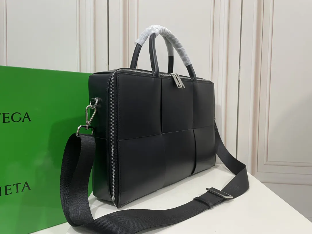 Bottega Veneta 銀色 牛皮 公文包 商務通勤款