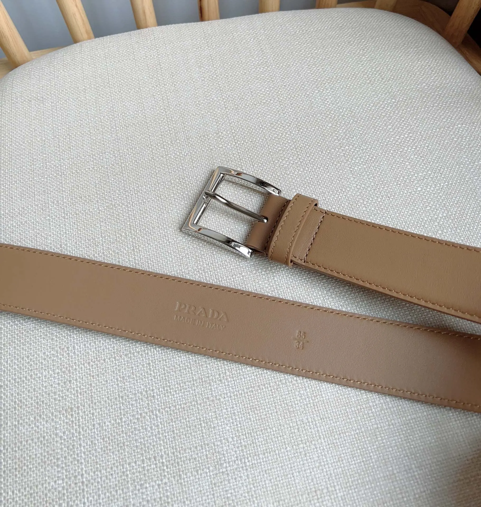 Prada 皮革 腰带 通勤搭配