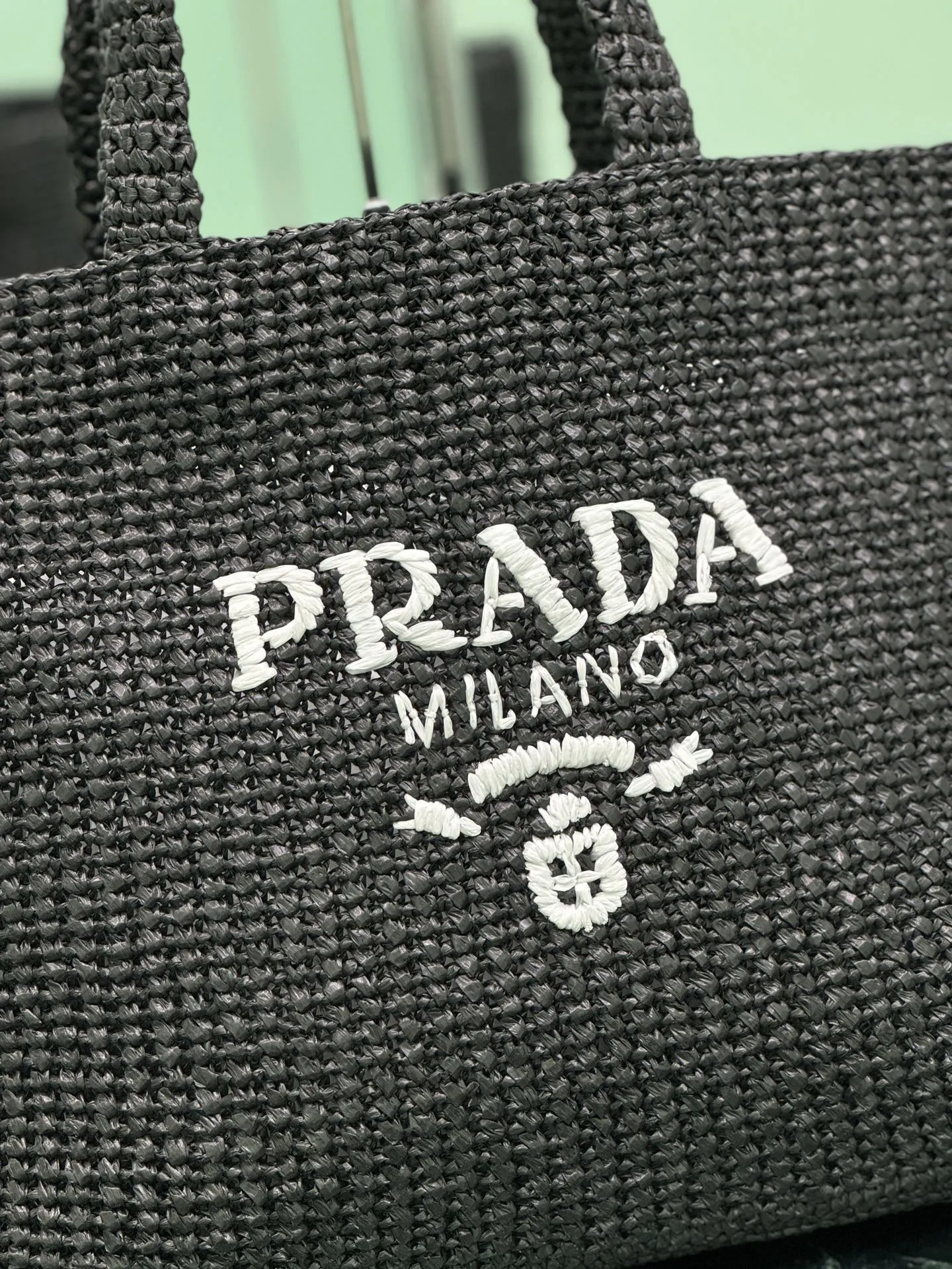 Prada 正面标志性的刻字徽标刺繡巧妙点缀廓形 托特包 大容量托特款