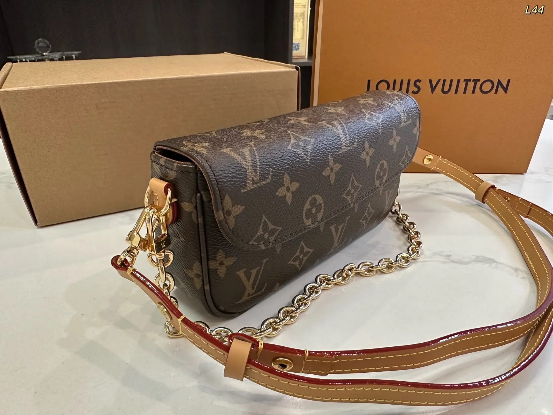 LV 钢五金 腋下包 复古腋下背款
