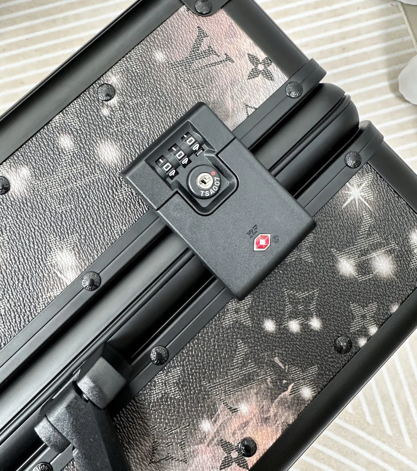 LV 黑色 老花 旅行箱 拉杆箱 行李箱 托运箱 登机箱 铝合金边框旅 旅行拉杆款 轻便出行款