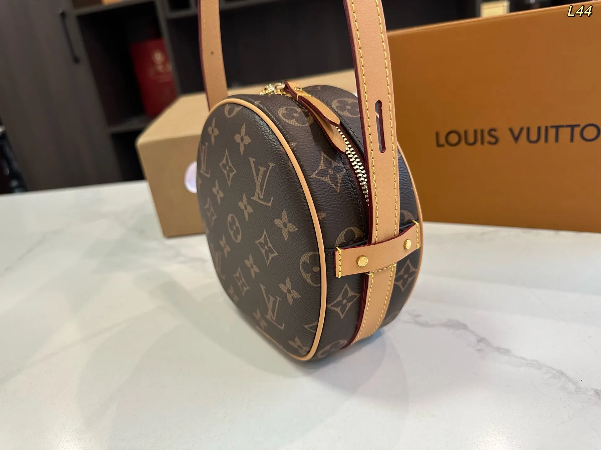 LV 钢五金 斜挎包 轻便斜挎款