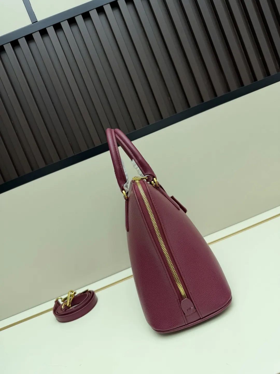Prada Saffiano 十字纹牛皮 Logo 手提包