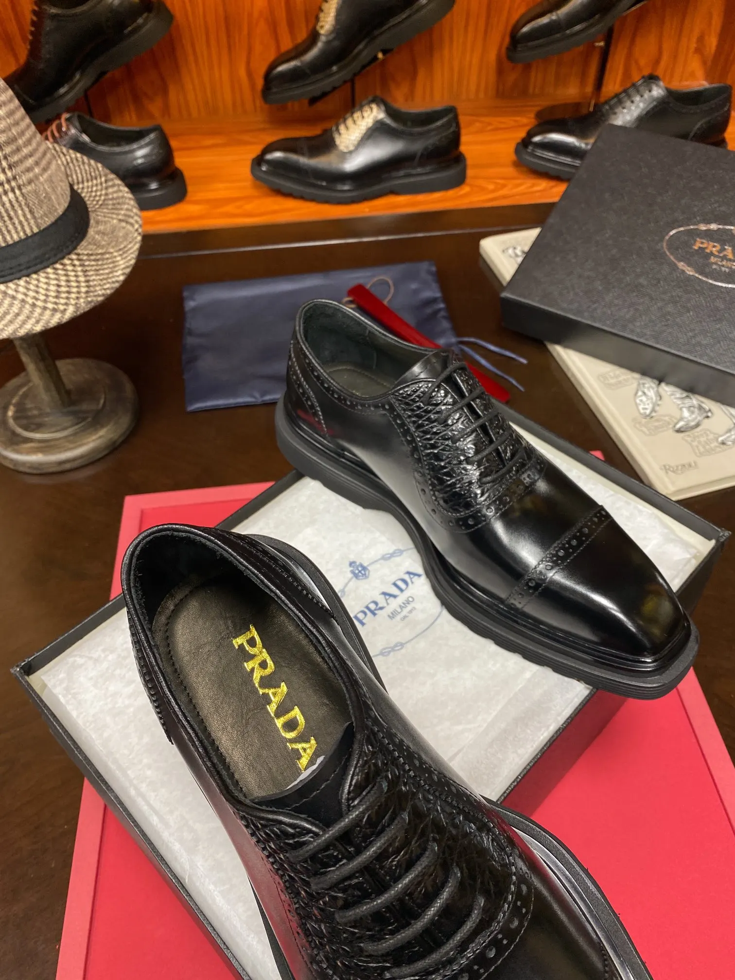 Prada 鳄鱼皮 牛皮 休闲鞋 舒适