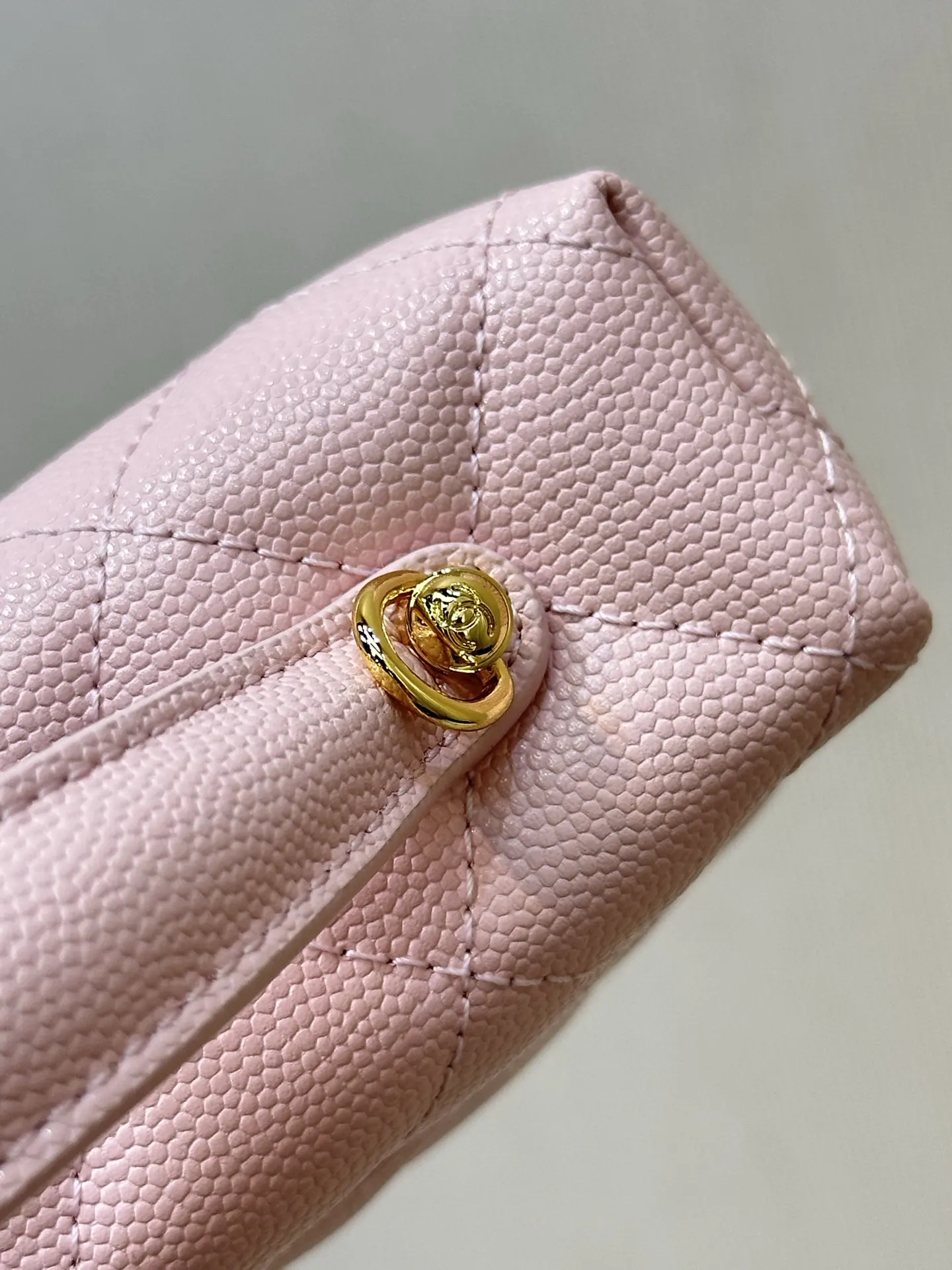 CHANEL 牛皮 现在抢到哭都抢不到的宝贝 居然被我蹲到 啦 鏈條包 精致鏈條款