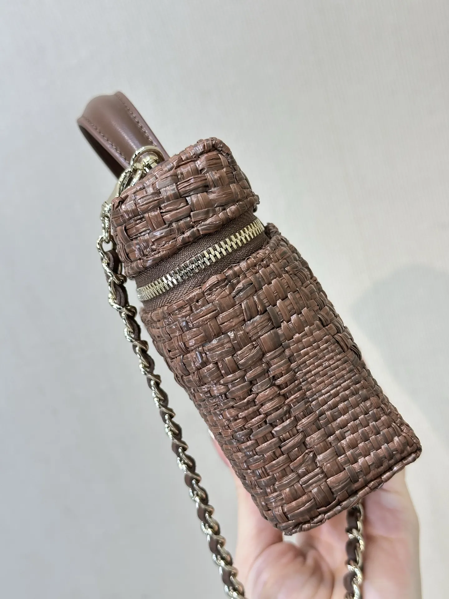 CHANEL 经典的双c加上今年的编织元素 又多了一丝丝的老钱感 斜挎包 轻便斜挎款