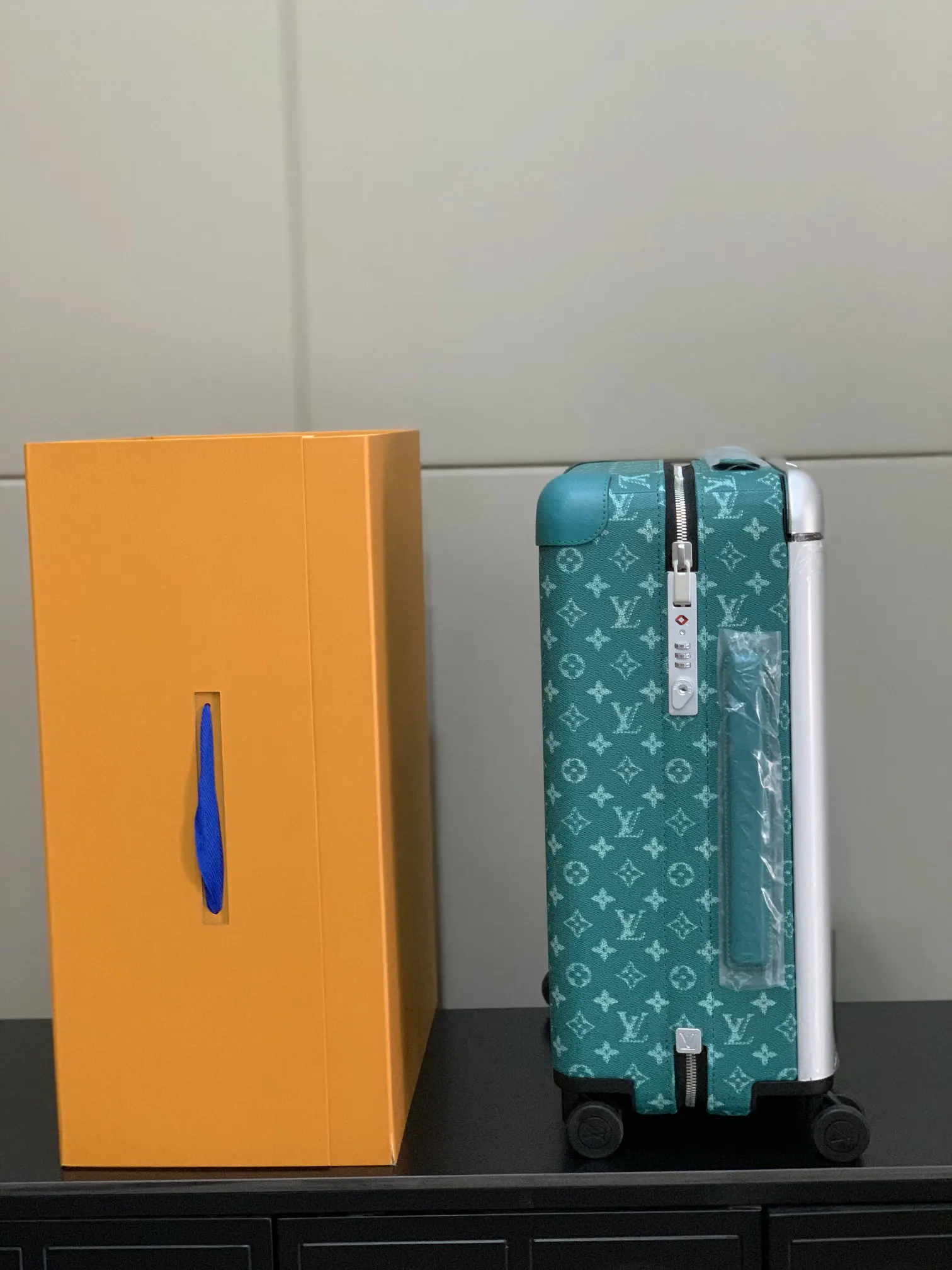 灰色 银色 拉杆真皮包裹 行李箱 旅行拉杆款 轻便出行款