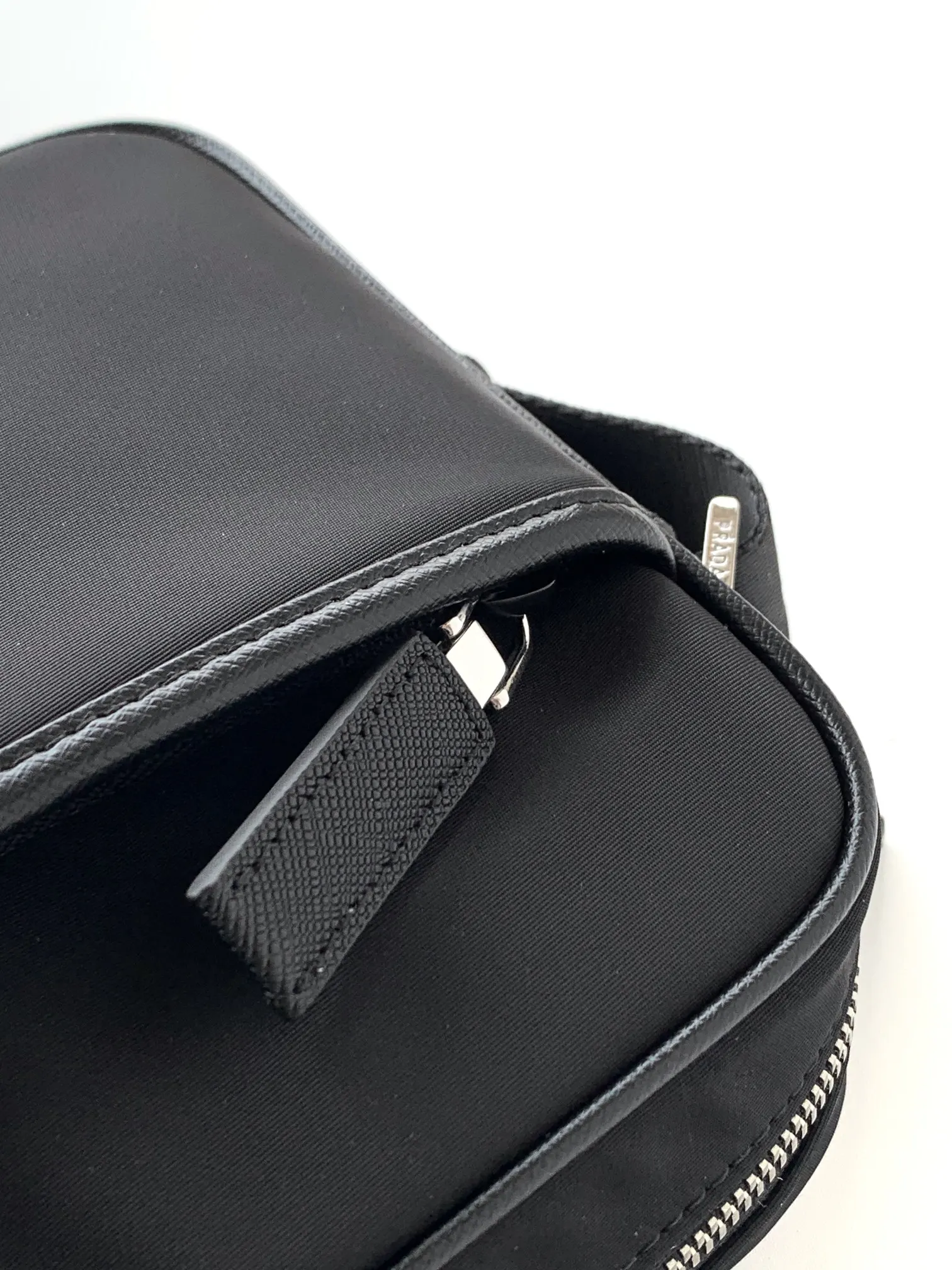 PRADA 2VH010 牛皮 Logo 斜挎包 日常通勤款