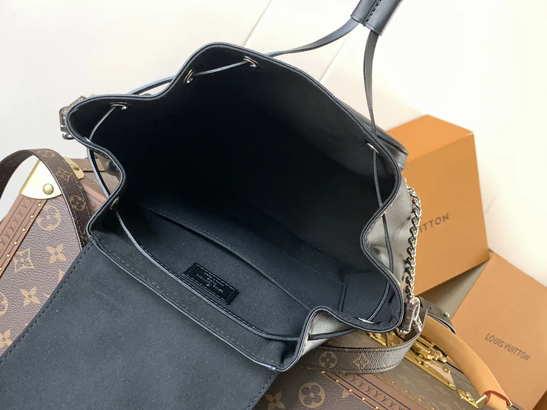 LV 羊皮 拉链前袋令小件物品稳妥随行 雙肩包 实用雙肩款