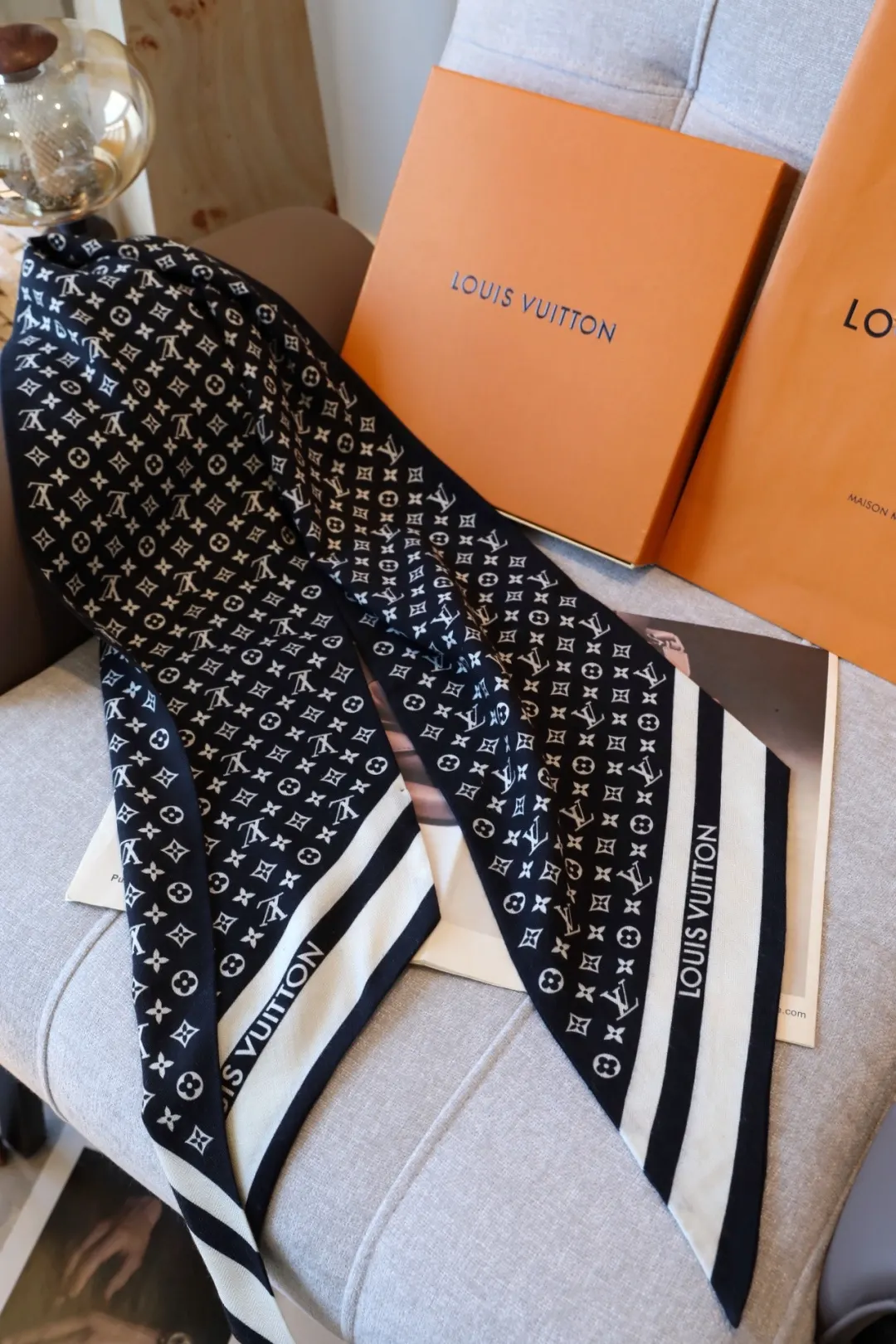 LV 老花 羊绒 Monogram 丝巾 优雅搭配款