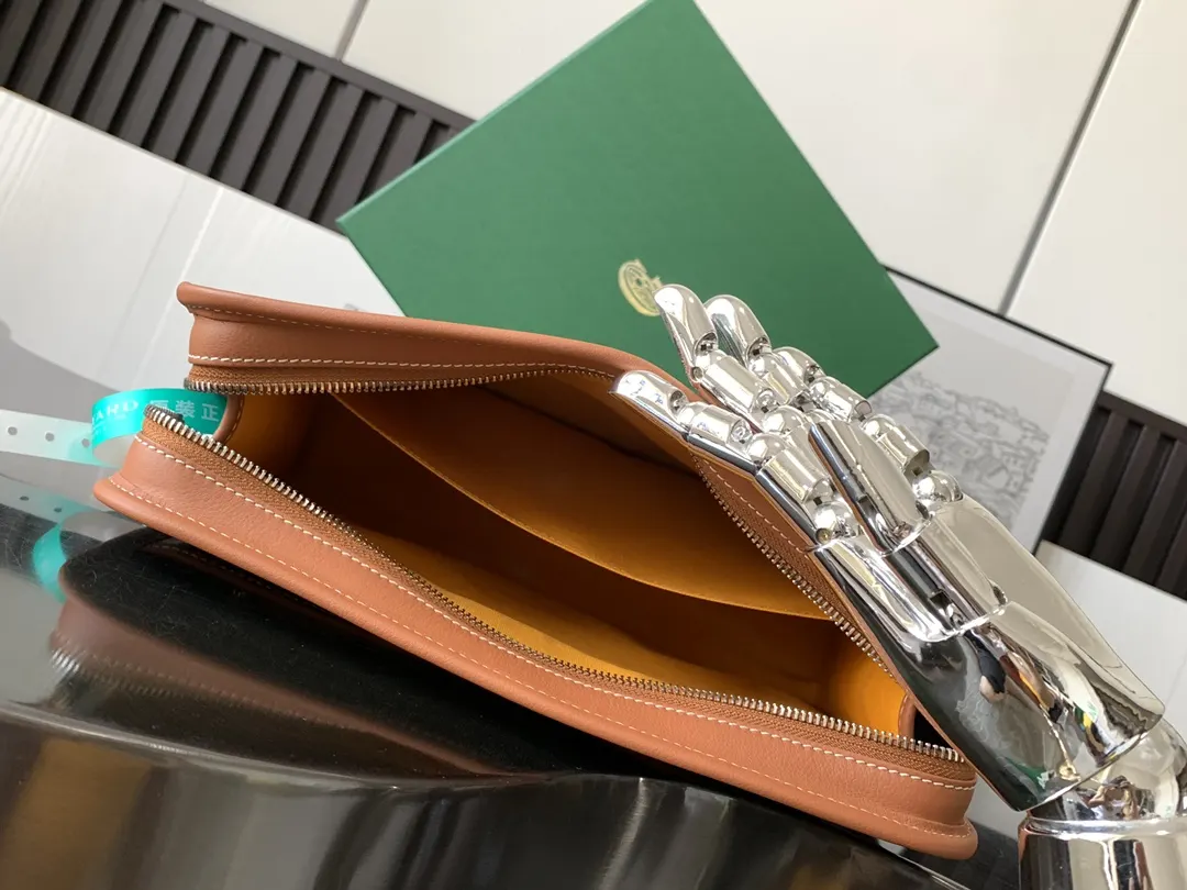 Goyard 其防水棉布衬里易于清洁 可通过其外部挂环将其挂在任何 化妆包 便携收纳款