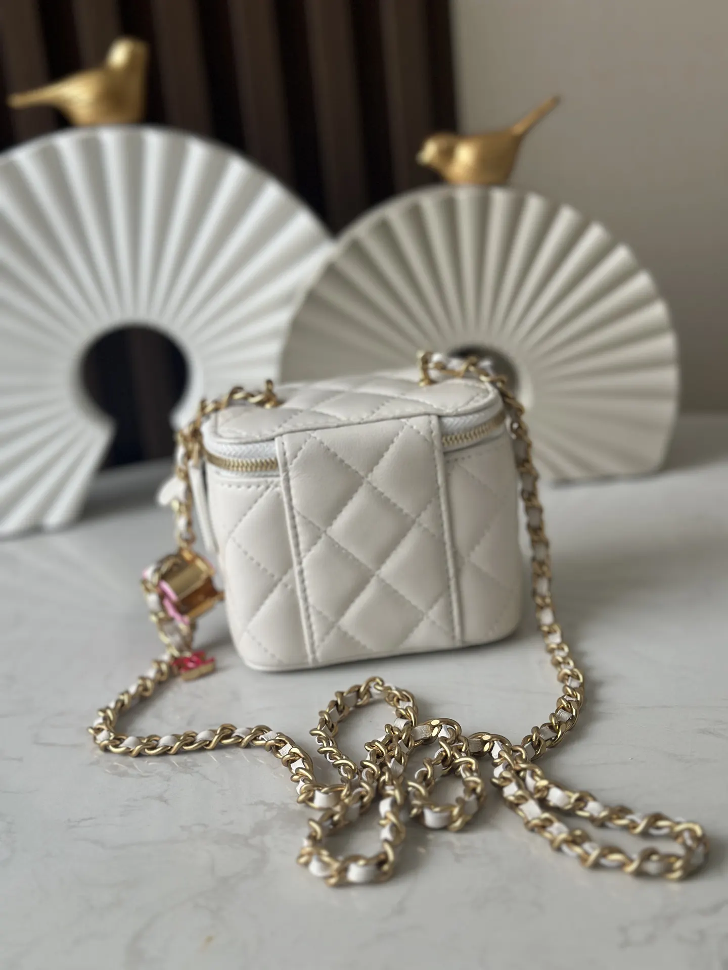 Chanel 羊皮鏈條化妝包 單肩斜挎(數字4) Chanel 羊皮鏈條化妝包 單肩斜挎(數字4)