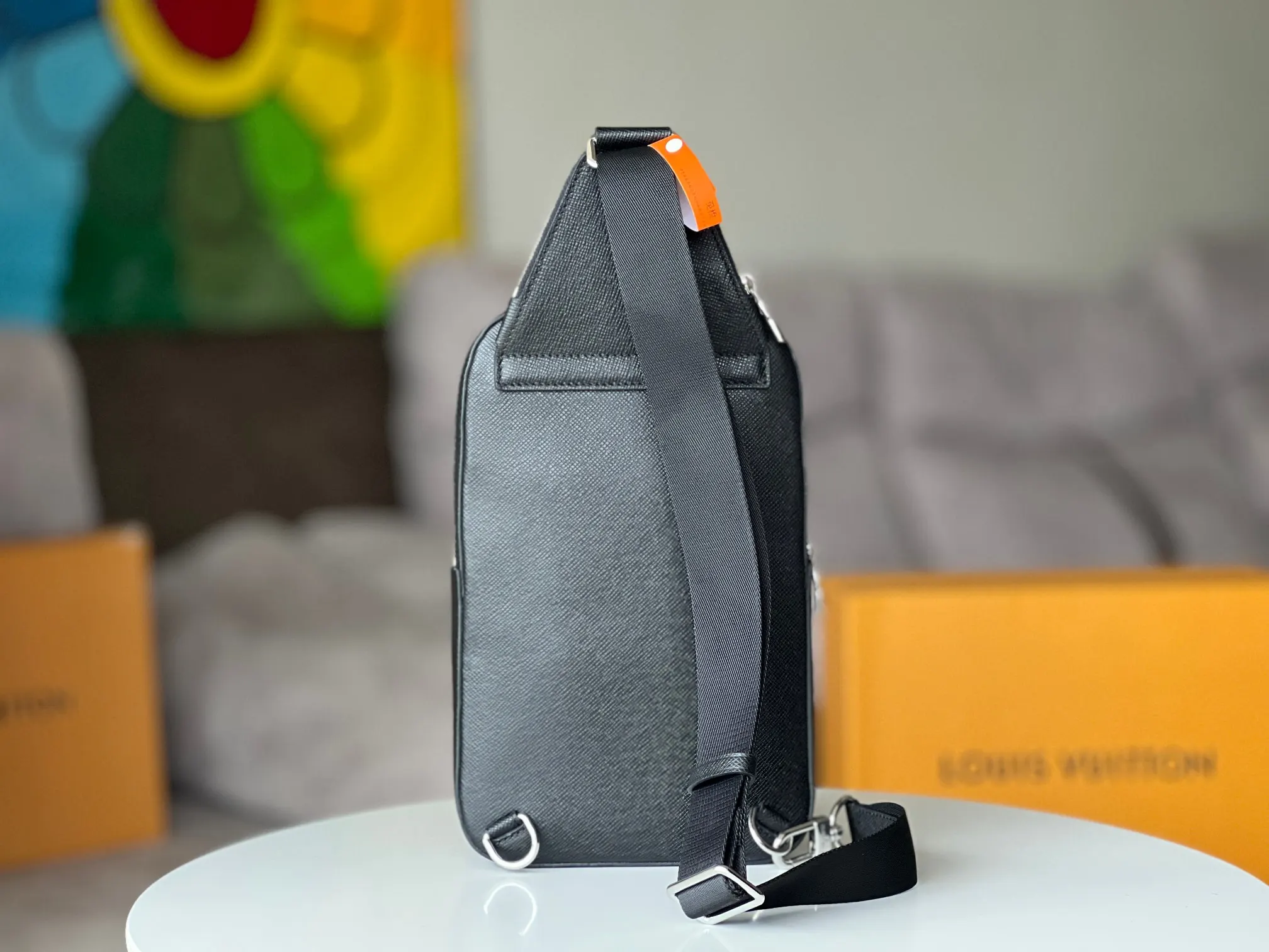 LV 黑色 牛皮 可调节肩带方便左右固定 帆布肩带及内衬秉承可持续理念 单肩包 日常单肩背款