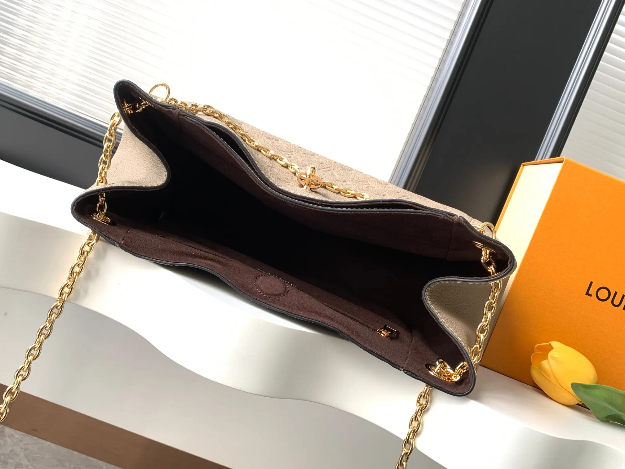 LV 黑色 米白 牛皮 鏈條包 精致鏈條款(數字9) LV 黑色 米白 牛皮 鏈條包 精致鏈條款(數字9)
