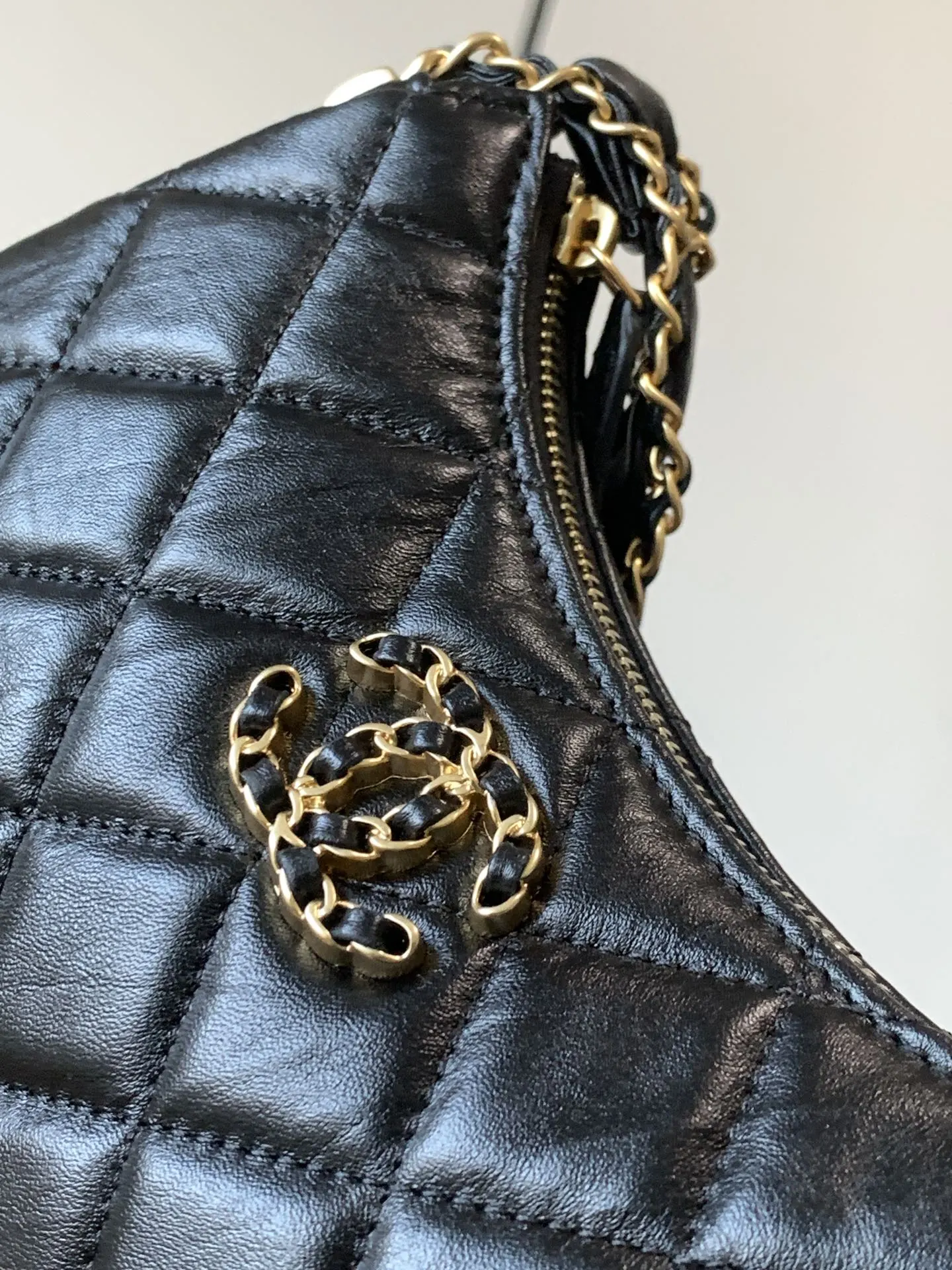 Chanel 黑色油蜡皮Hobo腋下包 链条装饰