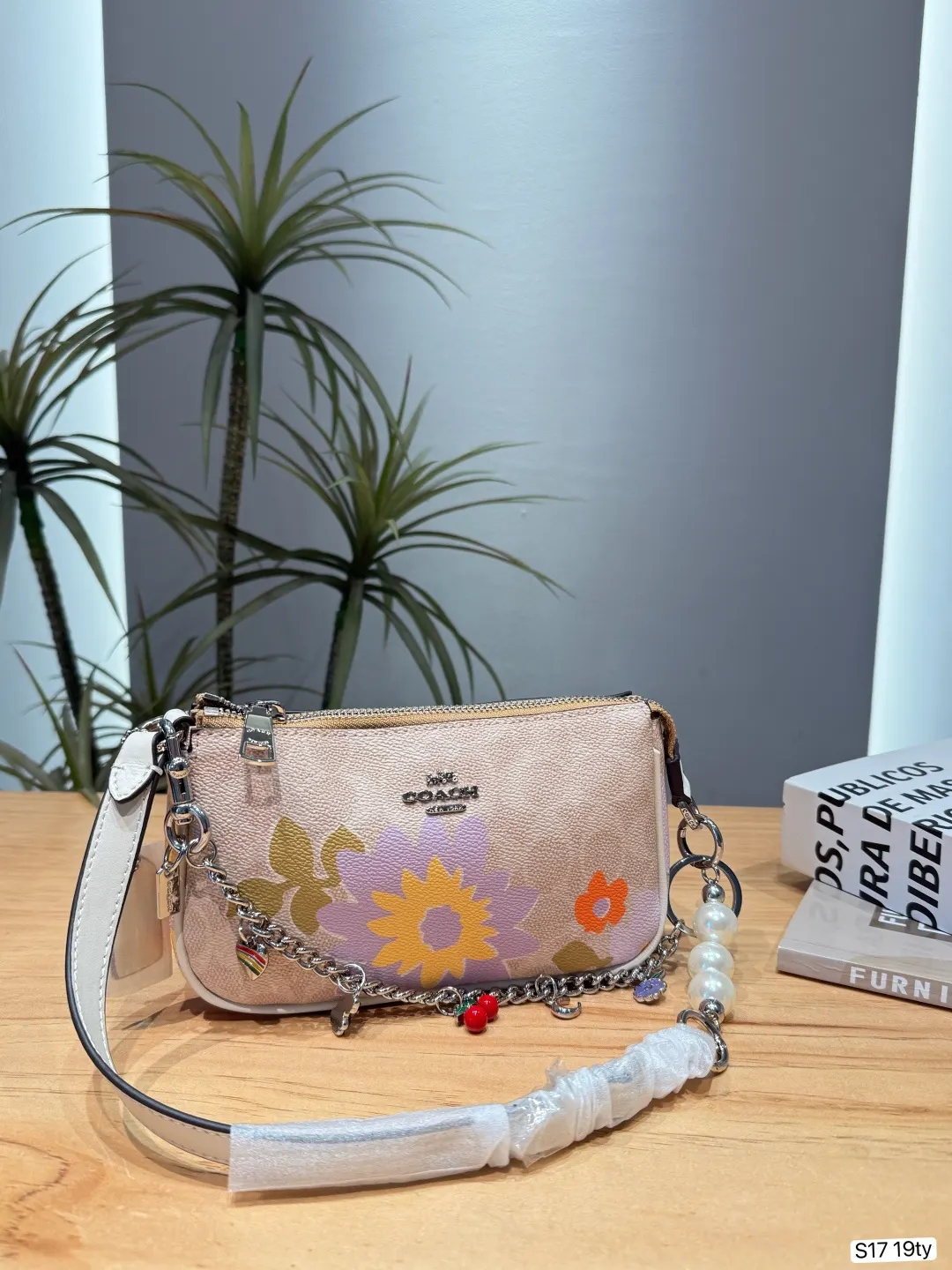 Coach 米色 皮革 麻将花卉图案斜背包​​ 斜背包采用浅米色皮 鏈條包 精致鏈條款
