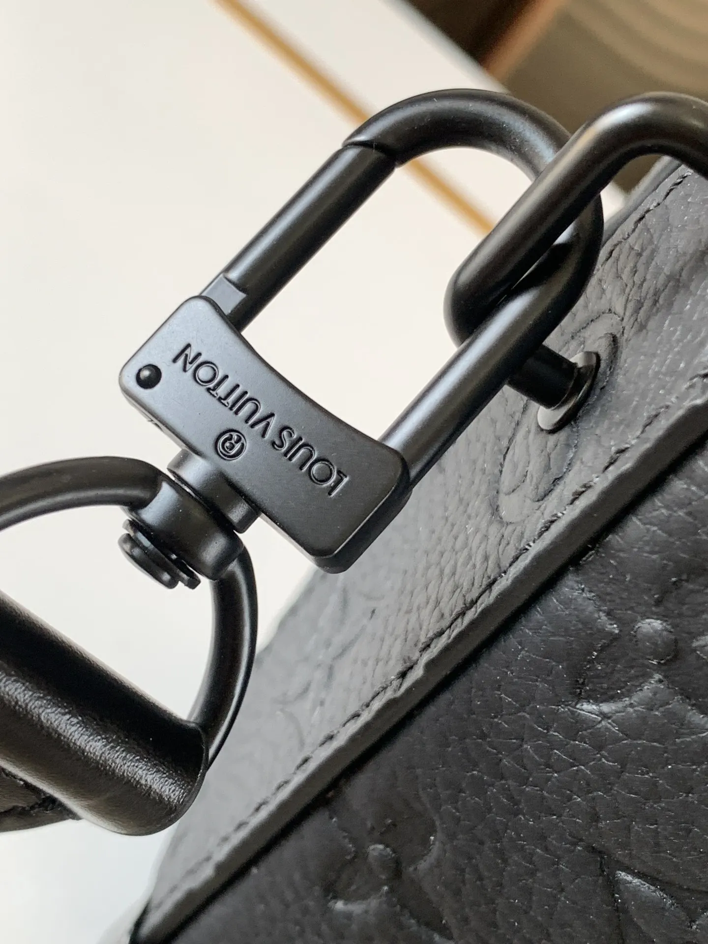 LV 牛皮 广口开合方便取放物品 适宜收纳小型电子设备和随行所需 行李箱 旅行拉杆款 轻便出行款