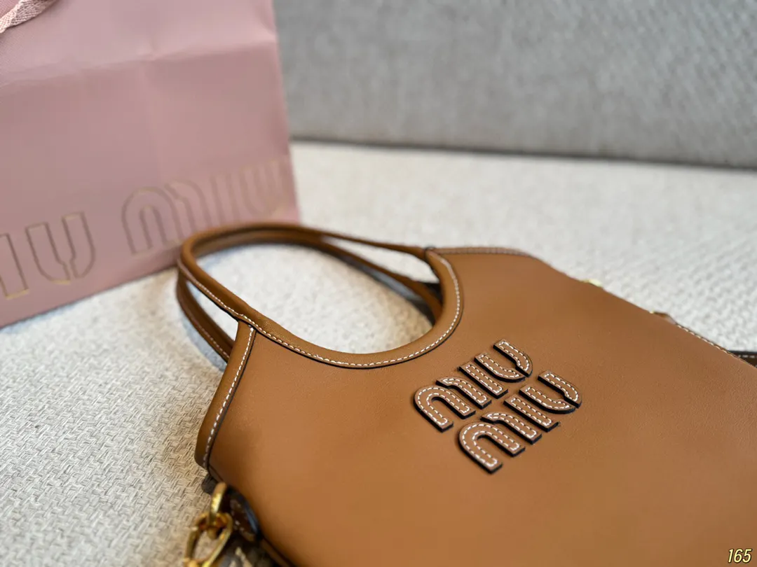 Miu ⃣ 色 miumiu 美式复古神仙迷你托 托特包 大容量托特款
