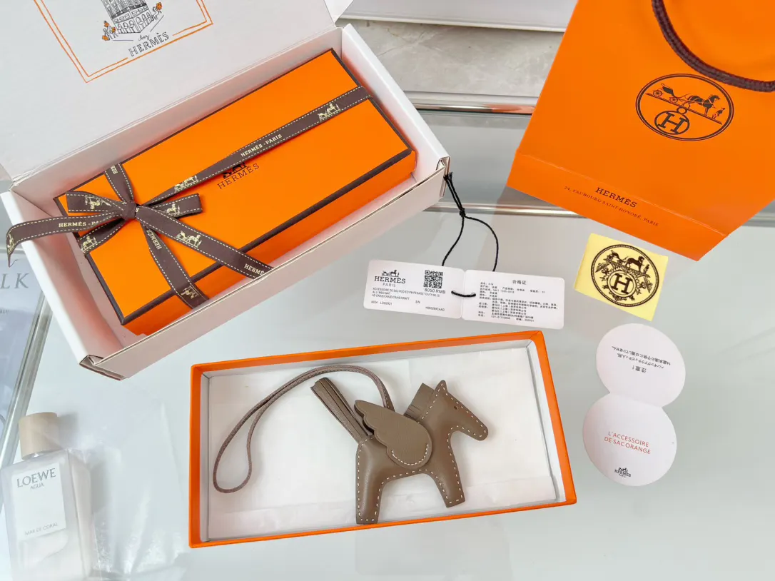 Hermès 小羊皮 挂件 精致配飾 吊墜(數字4) Hermès 小羊皮 挂件 精致配飾 吊墜(數字4)